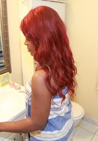 Рыжая негритянка делает селфи стоя в белых трусах перед зеркалом 1 фото
