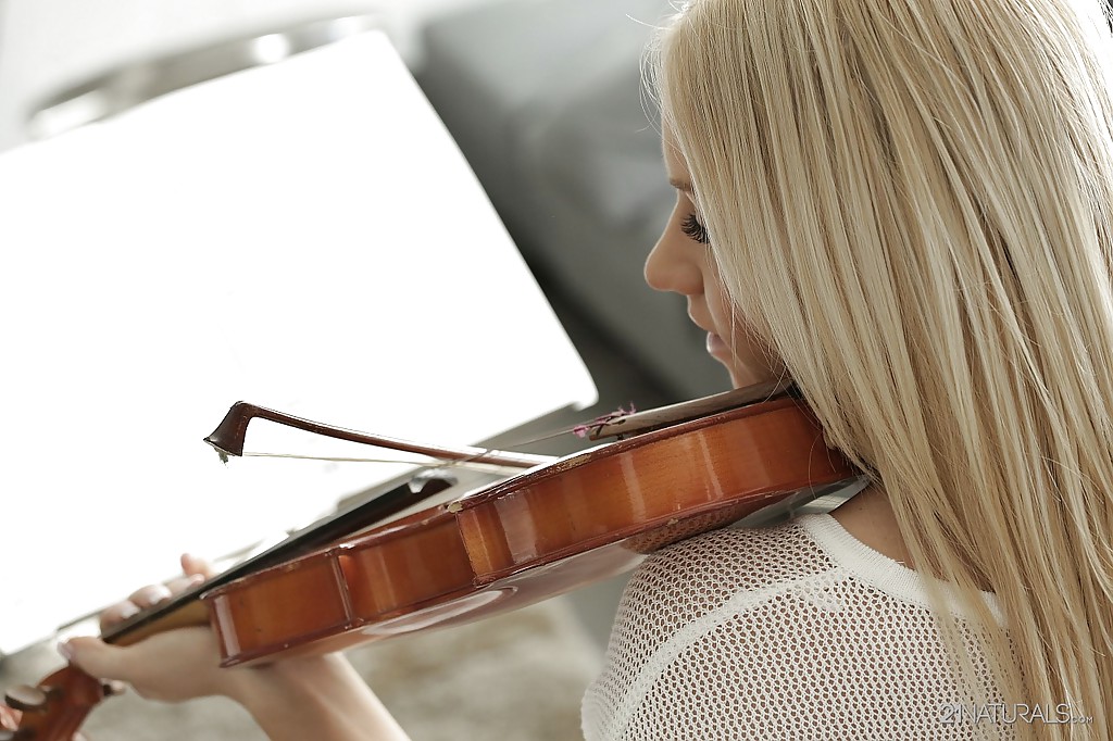 Красивая скрипачка играет с клитором во время репетиции 2 фотография