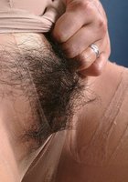 Азиатка порвала на себе колготки, чтобы показать волосатую вагину 9 фотография