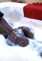 Негритянка с упругой попкой принимает ванну с пеной 7 фотография