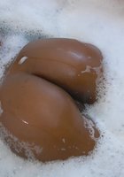 Негритянка с упругой попкой принимает ванну с пеной 8 фото