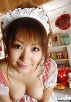 Азиатка в сексуальном наряде позирует на кухне 2 фото