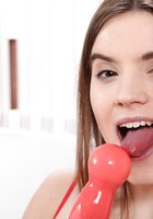 Девушка в красном бодистокинге мастурбирует анал секс игрушкой 16 фотография