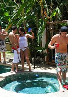 Развратницы занимаются групповухой на вечеринке в бассейне 3 фото