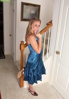 Возле лестницы зрелка показывает голые прелести 1 фото