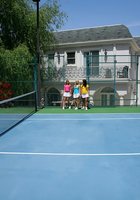 Три молодые теннисистки показали упругие попки на корте 10 фото