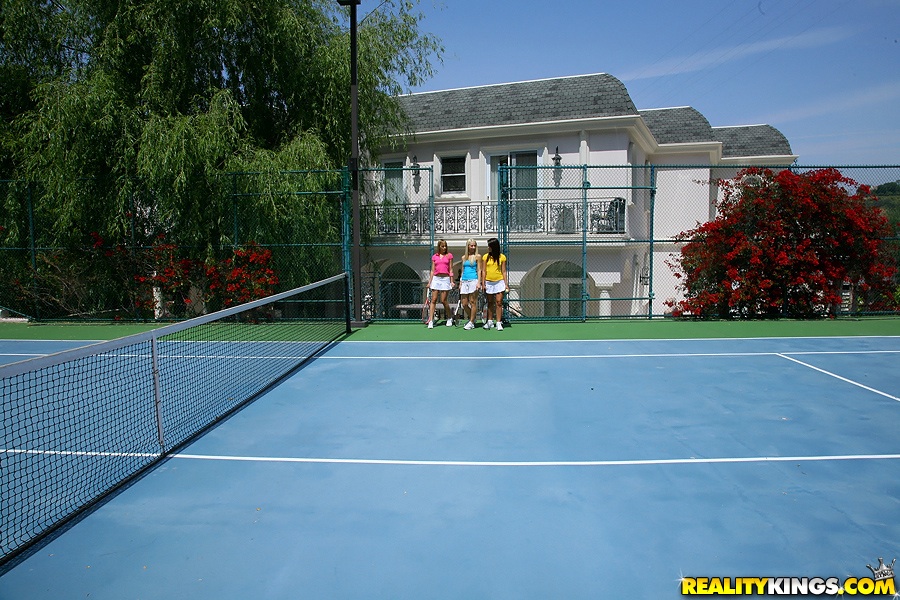 Три молодые теннисистки показали упругие попки на корте 10 фотография
