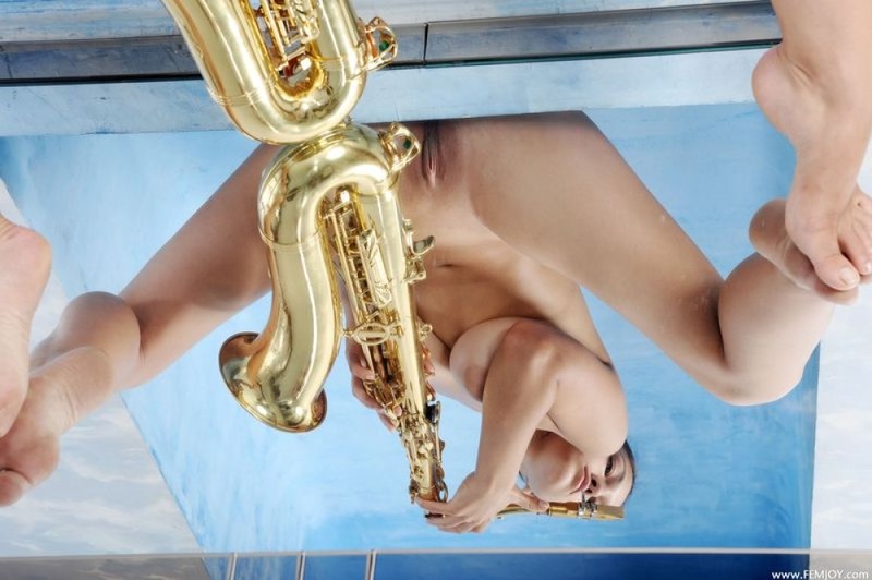 Голая музыкантка красуется большими дойками рядом с саксофоном 4 фотография