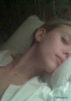 Голая девушка снимает себя на камеру телефона лежа на кровати 2 фотография