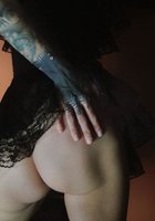 Худая неформалка с татуировками выставила на показ голое тело 8 фото