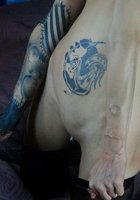 Худая неформалка с татуировками выставила на показ голое тело 9 фотография