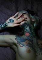 Худая неформалка с татуировками выставила на показ голое тело 16 фото