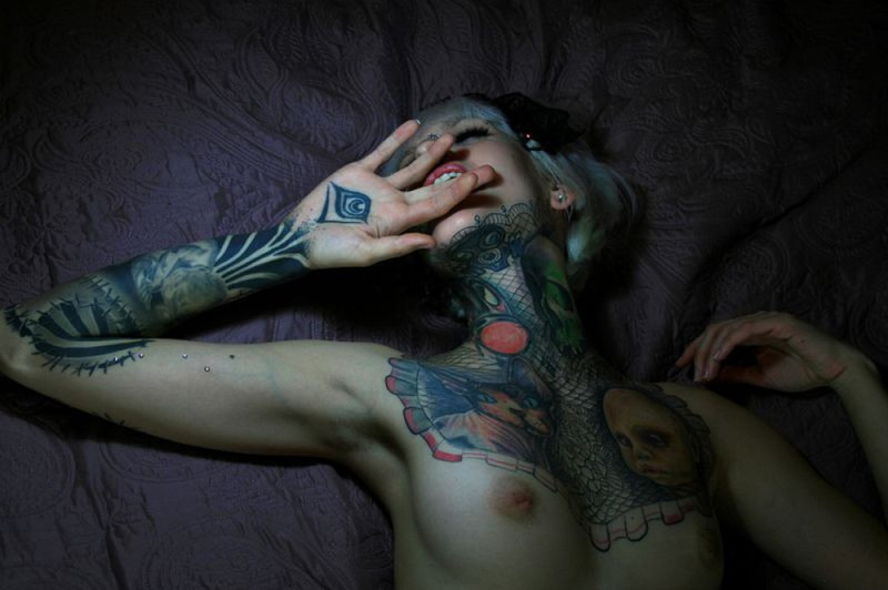Худая неформалка с татуировками выставила на показ голое тело 16 фотография