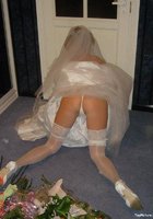 Невеста светит жопой не снимая свадебное платье 1 фото