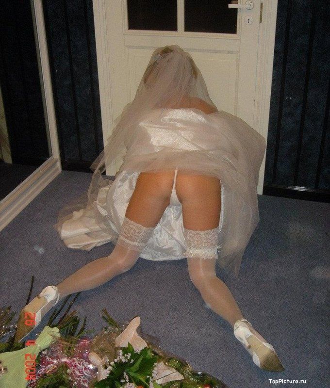 Невеста светит жопой не снимая свадебное платье 1 фотография
