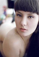 Длинноволосая красотка голышом позирует на черном диване 16 фотография