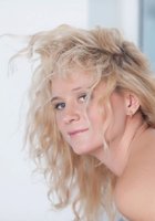 Блондинка с титьками первого размера шалит нагишом в апартаментах 17 фото