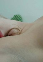 Водвадцатилетняя нимфа хвастается сладкой киской на кровати 7 фотография