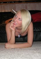 Блонда на диване хвастается обнаженной бритой киской 4 фотография