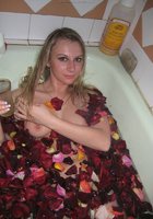 Девушка со светлыми волосами позирует дома в сексуальном белье 10 фотография