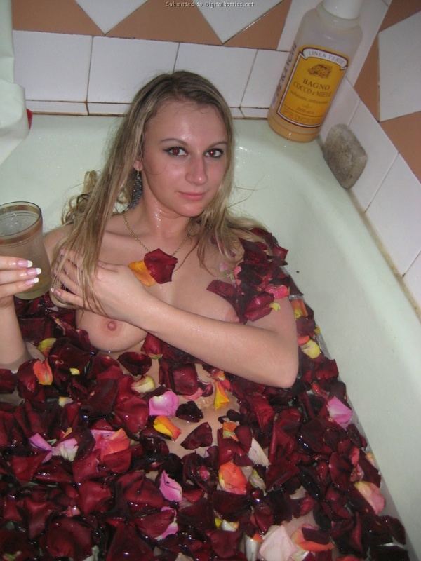 Девушка со светлыми волосами позирует дома в сексуальном белье 10 фотография