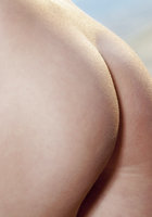 Милашка в сексуальном белье шалит на свежем воздухе 12 фотография