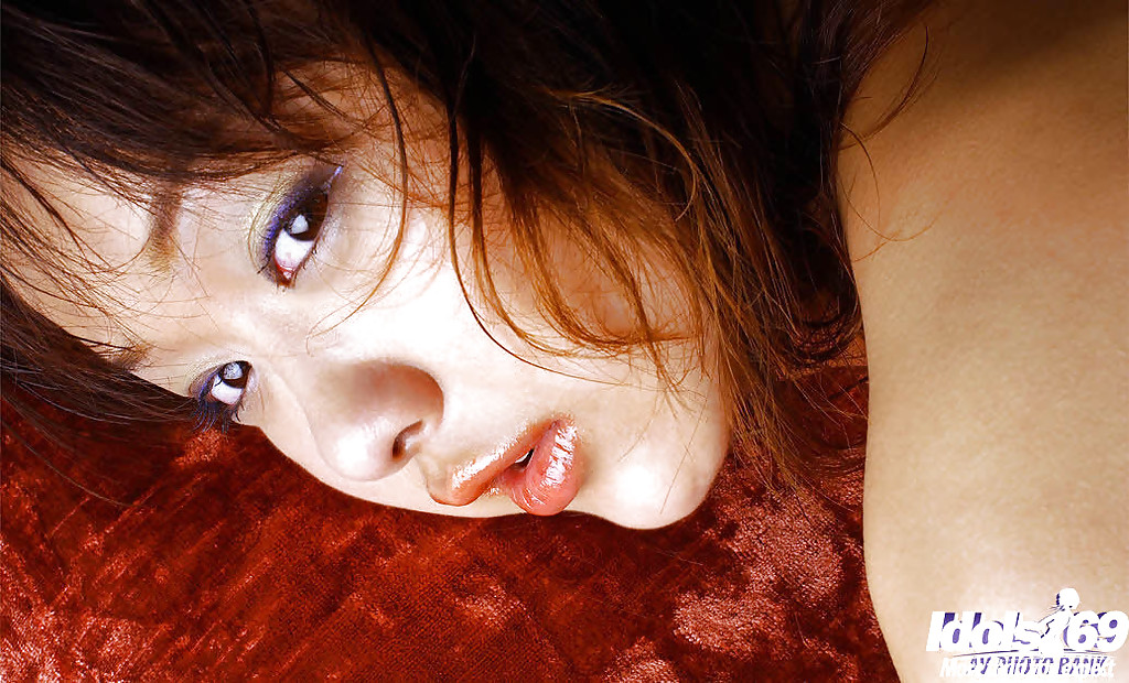 На диване азиатка светит волосатой писькой сняв с себя стринги 10 фотография