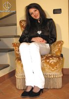 Кокетка показывает ступни в капроновых носочках сидя в кресле 2 фотография