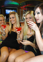 Четыре пьяные подруги устроили развратный девичник в баре 2 фото