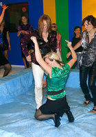 Лесбиянки борются в одежде в бассейне с вазелином 2 фото