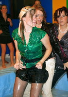 Лесбиянки борются в одежде в бассейне с вазелином 3 фотография