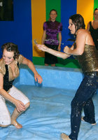 Лесбиянки борются в одежде в бассейне с вазелином 7 фотография