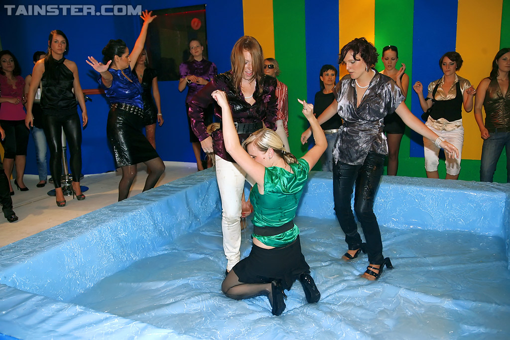 Лесбиянки борются в одежде в бассейне с вазелином 2 фотография