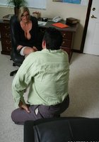 43 летняя начальница в очках в кабинете трахается с соискателем 1 фото