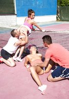 Спортсменки трахаются с чуваками на теннисном корте 6 фото