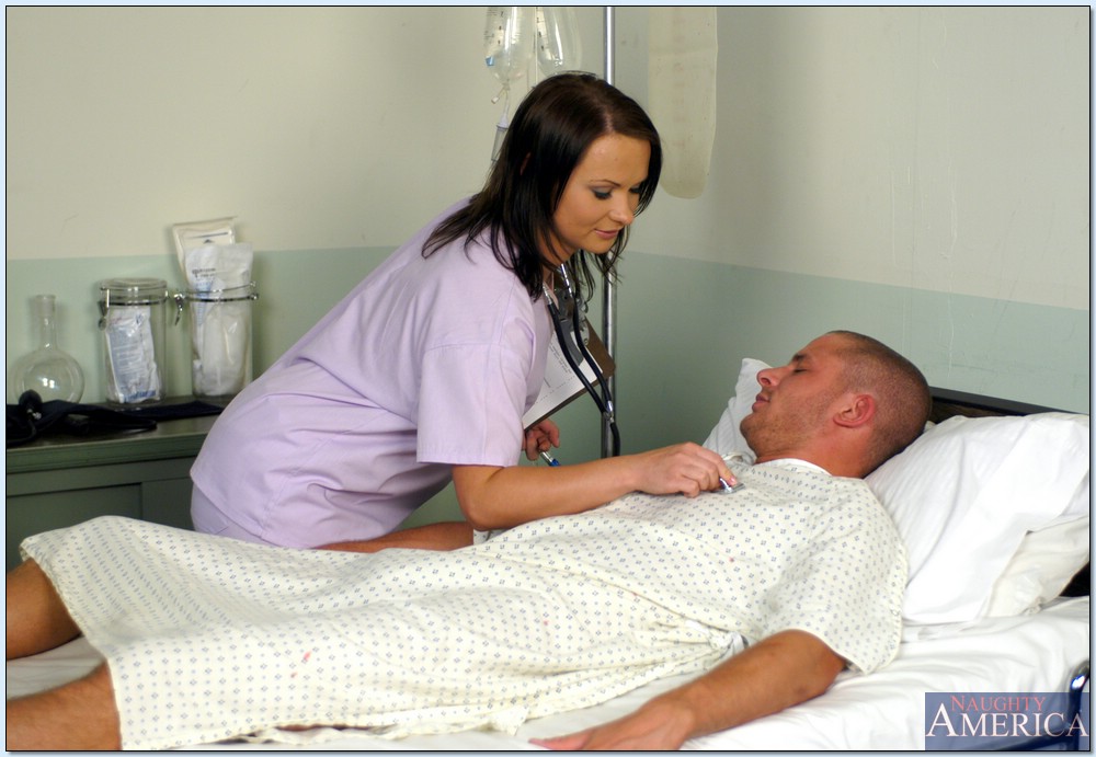 Медсестра в сетчатых чулках трахается с пациентом на его койке 1 фотография