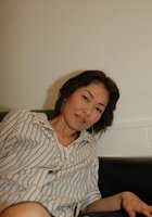 Зрелая азиатка в рубашке на диване мастурбирует вагину вибратором 2 фото