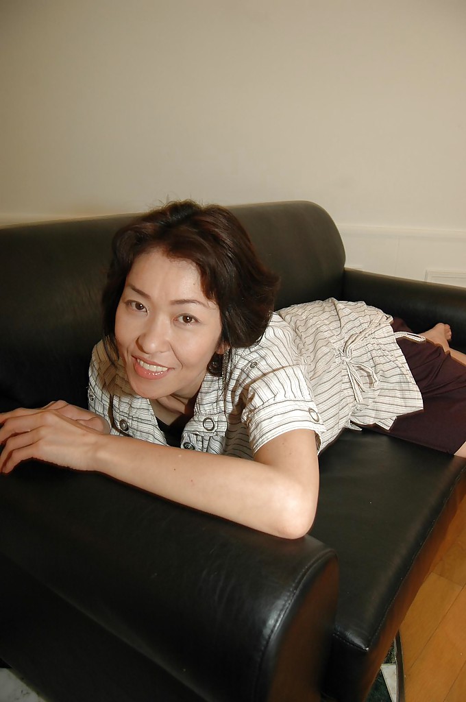 Зрелая азиатка в рубашке на диване мастурбирует вагину вибратором 3 фотография