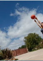 32 летняя баскетболистка трахается с негром в апартаментах 1 фото