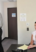 Крендель трахает взрослую секретаршу с крупным бюстом на полу кабинета 2 фотография