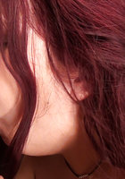 Баба с темно-рыжими волосами берет член глубоко в рот во время минета 13 фото