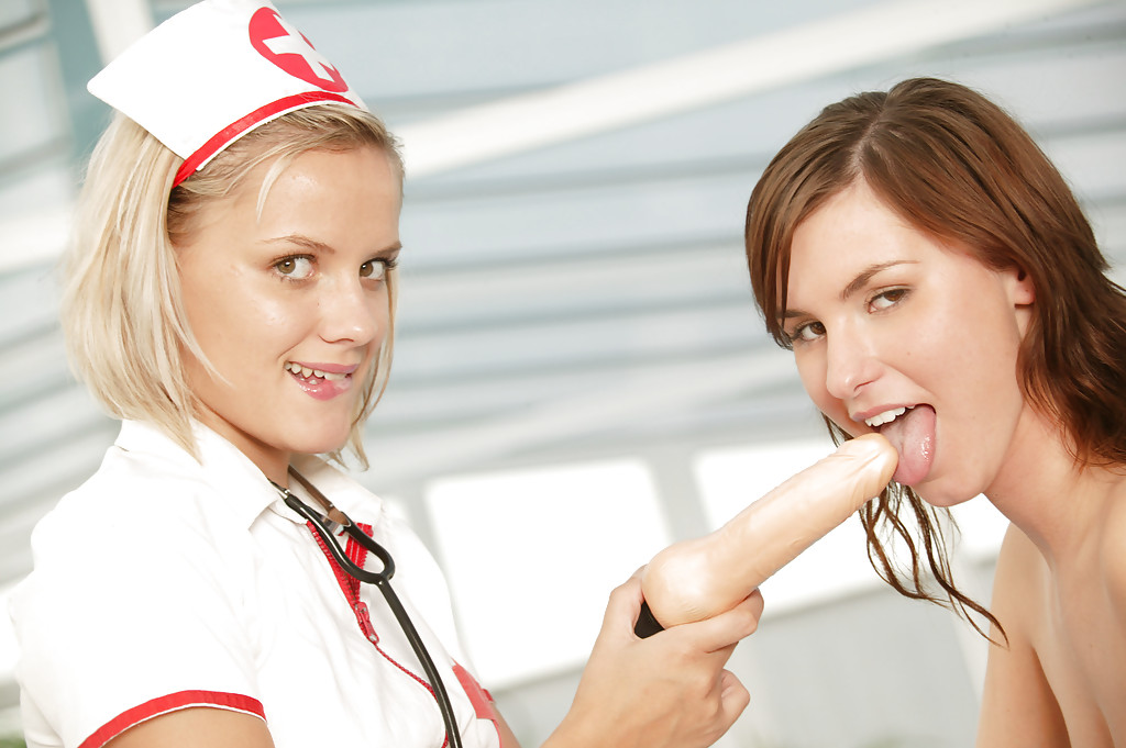 Молодая медсестра с помощью дилдо играет с киской пациентки возле бассейна 7 фотография