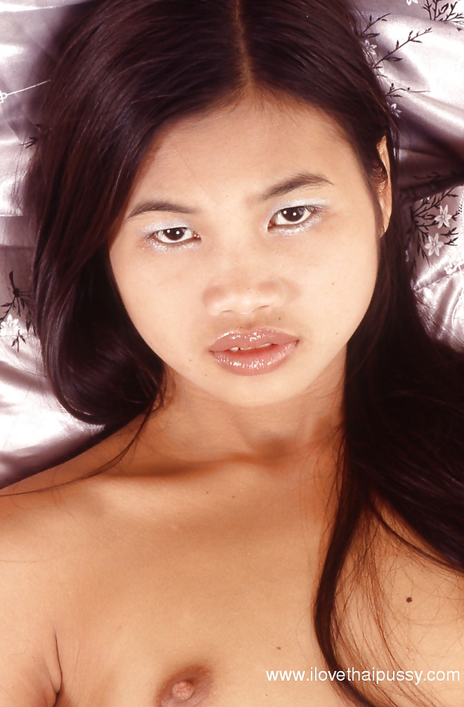 Азиатка с пушистой киской проветривает ее в перерывах между мастурбацией 7 фотография