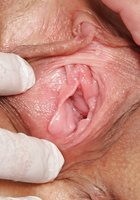 Гинеколог засунул в вагину взрослой пациентки сидящей в кресле секс игрушку 5 фотография