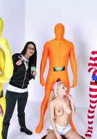 Ведущая смотрит как участница телешоу ублажает трех мужчин в цветных костюмах 14 фотография