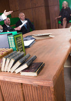Сисястые бабы в зале суда ублажают двух типов перед публикой 7 фото