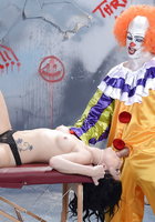 Рыжий клоун пердолит в вагину татуированную брюнетку у себя в убежище 2 фото