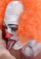 Рыжий клоун пердолит в вагину татуированную брюнетку у себя в убежище 11 фото