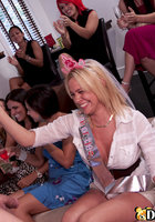 Перец в кепке радует девушек на вечеринке своим вставшим писюном 5 фото