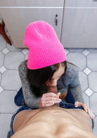 Голубоглазая соска в розовой шапке вафлит пенис на кухне 7 фото